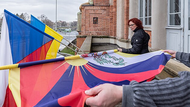 Vyv�en� tibetsk� vlajky na Muzeum v�chodn�ch �ech v Hradci Kr�lov�. (10. b�ezna 2023)