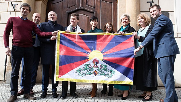 Vyvěšení tibetské vlajky se zúčastnili senátor Marek Hilšer (vlevo), senátor Jiří Růžička (třetí zleva), poslanec Hayato Okamura (čtvrtý zleva), předsedkyně sněmovny Markéta Pekarová Adamová (pátá zleva) a poslankyně Věra Kovářová (třetí zprava). (10. března 2023)