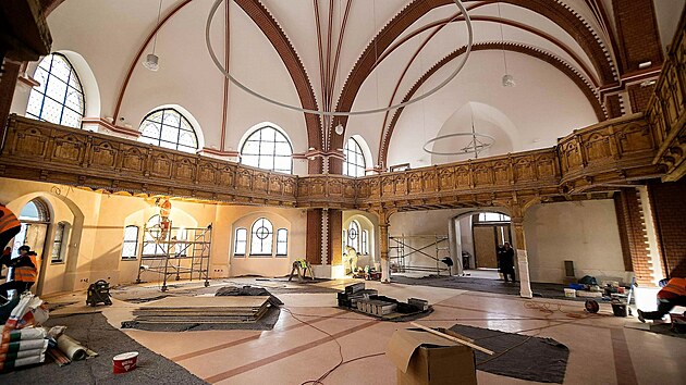 Přestavba Červeného kostela v Olomouci se chýlí ke konci. Dělníci nyní uvnitř objektu obnovují truhlářské výrobky.