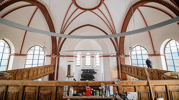 Přestavba Červeného kostela v Olomouci se chýlí ke konci. Dělníci nyní uvnitř objektu obnovují truhlářské výrobky.