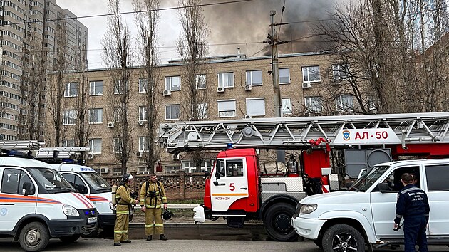 V Rostově na Donu na jihozápadě Ruska hoří budova oblastní správy pohraniční stráže. (16. března 2023)