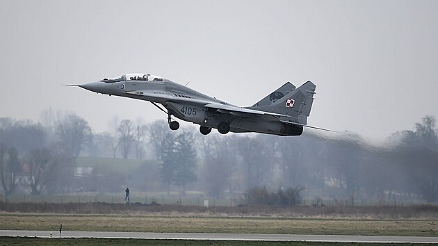 Sthaka Mig-29 polsk armdy s tradinmi rozpoznvacmi znaky v podob blo-ervench achovnic, kter provzej polsk vojensk letadla u od roku 1918. Nov F-35 je u mt nebudou.