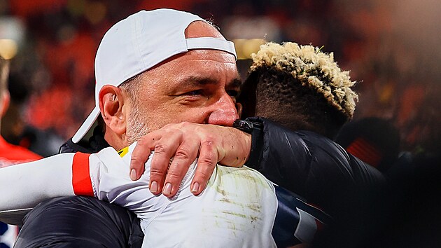 Sl�vistick� kou� Jind�ich Trpi�ovsk� obj�m� Petera Olayinku po z�pase s Plzn�.