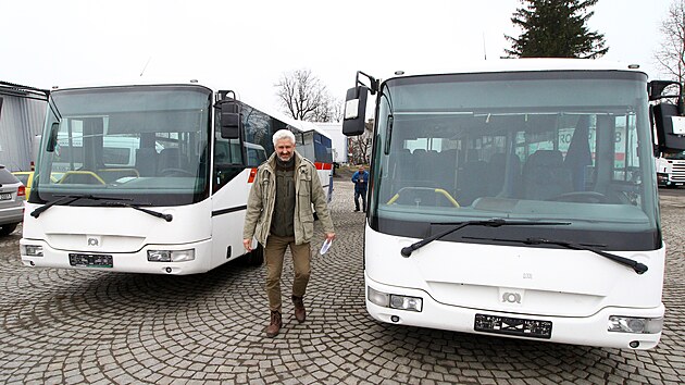 Technik zvodu dopravy Ludk Tulis ukazuje dva nzkopodlan autobusy, kter pole rsk dopravce Zdar do Zakarpatsk oblasti, kde se sice nebojuje, ale trp plivem uprchlk.