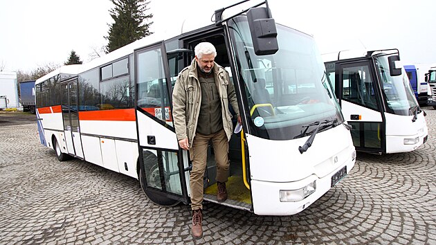 Technik zvodu dopravy Ludk Tulis ukazuje dva nzkopodlan autobusy, kter pole rsk dopravce Zdar do Zakarpatsk oblasti, kde se sice nebojuje, ale trp plivem uprchlk.