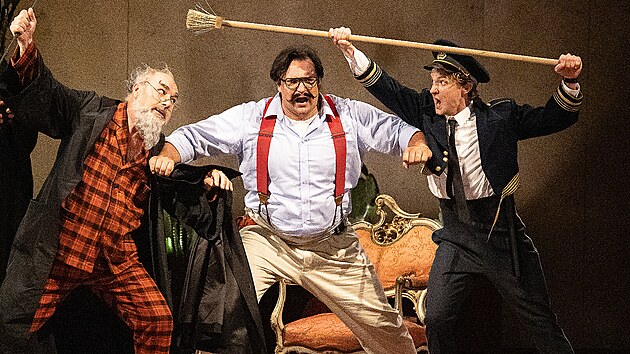 Adam Plachetka (uprosted) jako Figaro, Ji Sulenko (vlevo) jako Bartolo a Petr Nekoranec jako Almaviva v inscenaci Rossiniho Lazebnka sevillskho