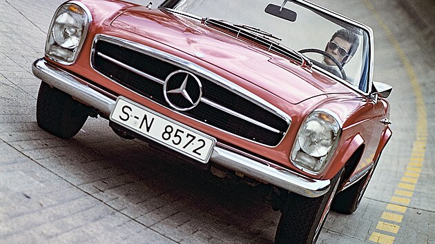 Mercedes-Benz 230 SL Pagoda (W 113)na klopen zatce testovac drhy v zvod Mercedes-Benz v Untertrkheimu