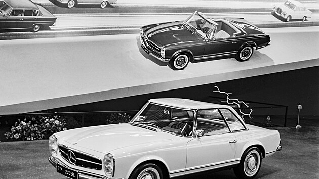 Mercedes-Benz 230 SL Pagoda (W 113): prezentace na mezinrodnm autosalonu ve Frankfurtu nad Mohanem (IAA) od 12. do 22. z 1963.