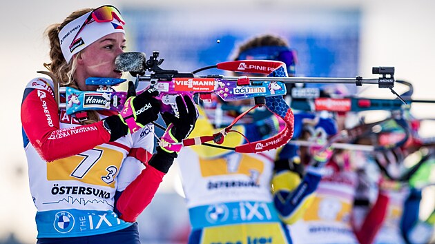 Mark�ta Davidov� na st�elnici b�hem �tafetov�ho z�vodu v �stersundu