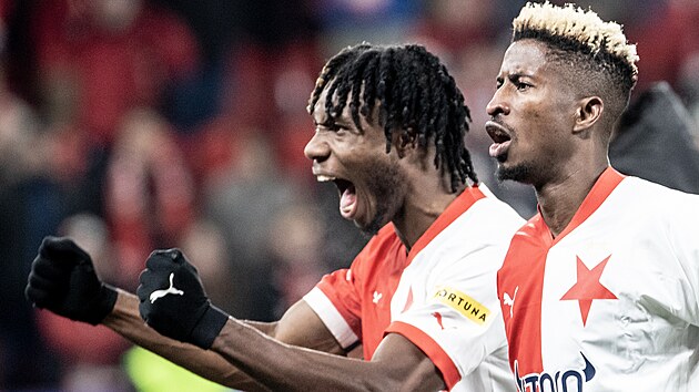 Sl�vist� Peter Olayinka (vpravo) a Igoh Ogbu se raduj� z v�hry nad Plzn�.