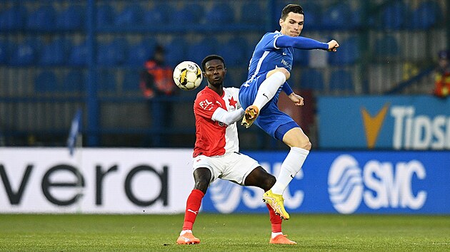 Liberecký Ľubomír Tupta hraje míč před Oscarem ze Slavie.