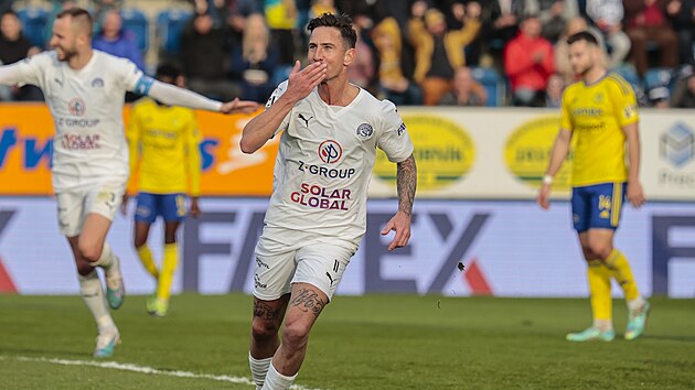 Z�lo�n�k Milan Petr�ela ze Slov�cka se raduje ze sv�ho g�lu v utk�n� proti...