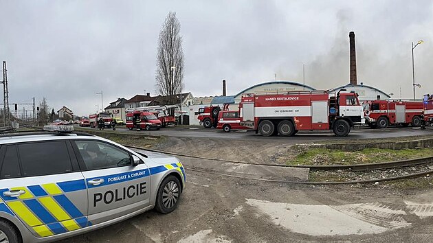 V �el�kovic�ch ho�� hala na zpracov�n� d�eva, zasahuje stovka hasi��. (13. b�ezna 2023)