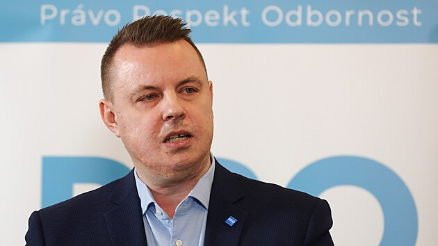 Organiztor demonstrac Jindich Rajchl z Prvo Respekt Odbornost PRO. (15. bezna 2023)