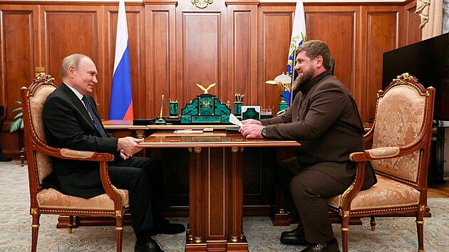 Rusk prezident Vladimir Putin se v Kremlu setkal s eenskm vdcem Ramzanem Kadyrovem. (13. bezna 2023)