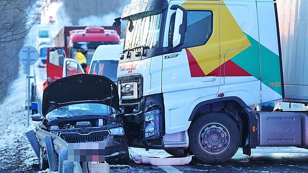 Při hromadné nehodě třinácti aut na 
hlavním tahu z Karlových Varů do Prahy se zranili tři lidé. (15. března 2023)
