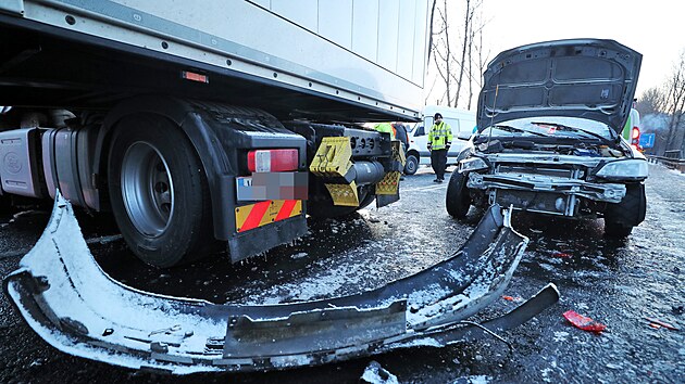 Při hromadné nehodě třinácti aut na 
hlavním tahu z Karlových Varů do Prahy se zranili tři lidé. (15. března 2023)