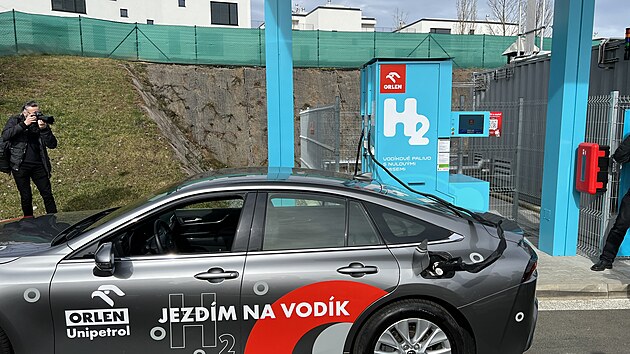 Toyota Mirai tankuje na prvn veejn vodkov erpac stanici v R v Praze na Barrandov.