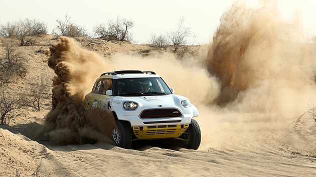 V t� dob� je�t� prezident (2022) Berdymuhamedov se vydal na v�let v offroadov� upraven�m Mini do step� v Garagumu.