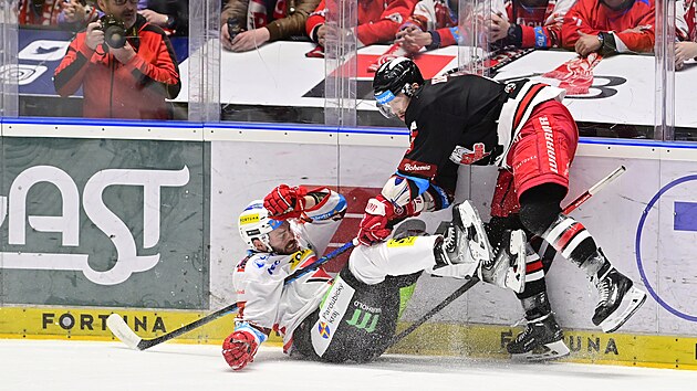 Robert Kousal padá k ledu po tvrdém souboji s Tomášem Dujsíkem.