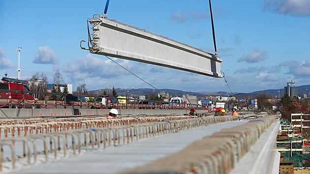 Mosty na průtahu Libercem osazují dělníci novými nosníky. (15. března 2023)