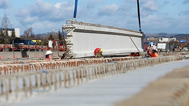 Mosty na průtahu Libercem osazují dělníci novými nosníky. (15. března 2023)