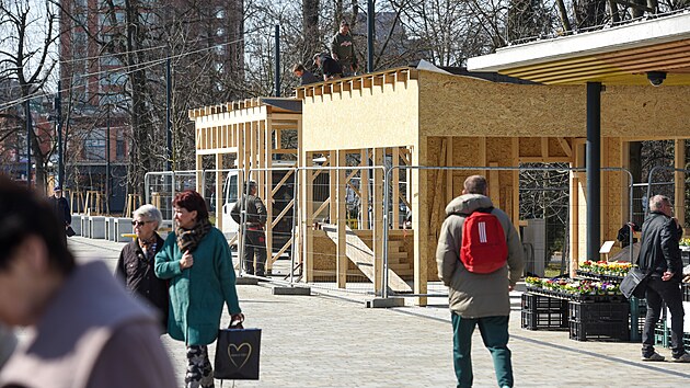 Na nejv�t��m zl�nsk�m tr�i�ti Pod Ka�tany vyr�staj� dv� prodejn� bu�ky. (b�ezen 2023)