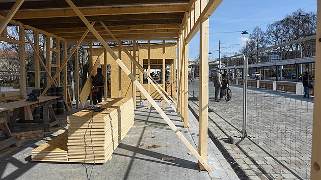 Na zrekonstruovaném tržišti Pod Kaštany staví majitelé dvě dřevěné buňky. Hotové mají být během jara. (březen 2023)
