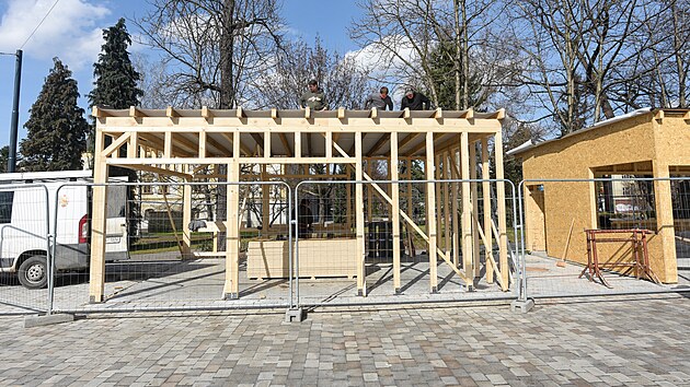 Na zrekonstruovaném tržišti Pod Kaštany staví majitelé dvě dřevěné buňky. Hotové mají být během jara. (březen 2023)