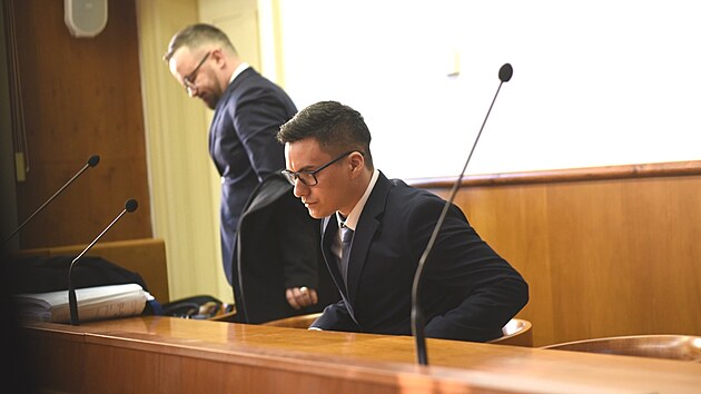 U soudu v Kroměříži stanul Hynek Šípek (vpravo), kterého obžaloba viní z výbuchu domu v Koryčanech v září 2021, při kterém zemřeli dva dobrovolní hasiči. (březen 2023)