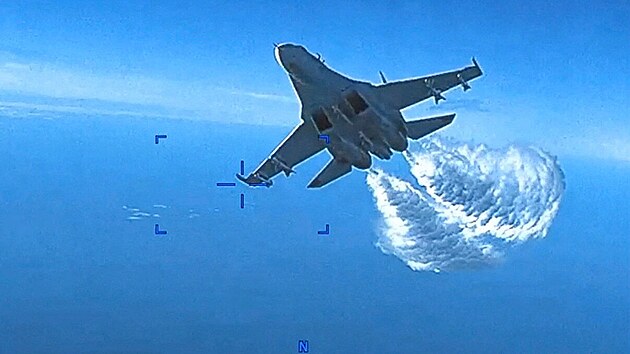 Americké ministerstvo obrany zveřejnilo video, které podle něj zachycuje incident nad Černým mořem, při němž se ruský stíhací letoun Su-27 srazil s americkým průzkumným dronem MQ-9 Reaper. (14. března 2023)