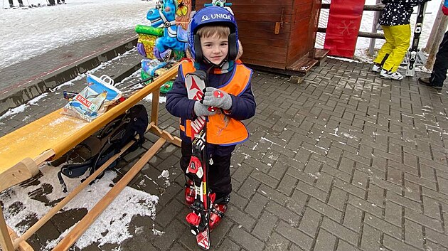 Nazar na ozdravném pobytu v Beskydech poprvé v ivot vyzkouel lyování.