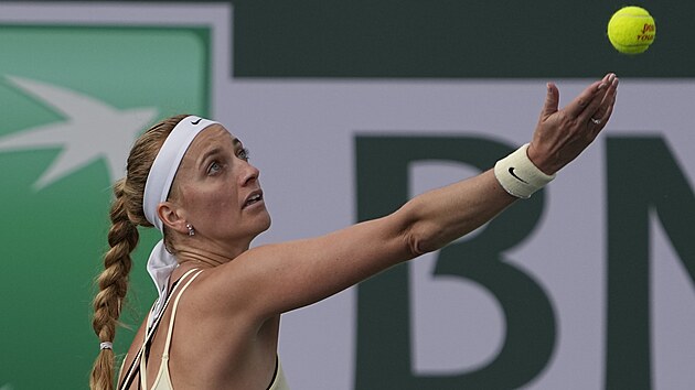Petra Kvitová servíruje na turnaji v Indian Wells.