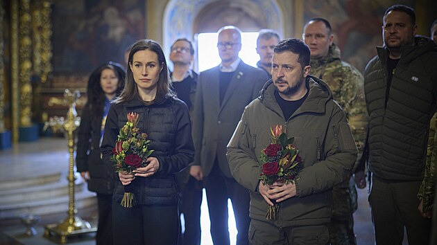 Ukrajinci se rozlouili s padlm obrncem Dmytrem Kocjubajlem znmm pod pezdvkou Da Vinci. Pietnho shromdn se zastnili i ukrajinsk prezident Volodymyr Zelenskyj a finsk premirka Sanna Marinov. (10. bezna 2023)