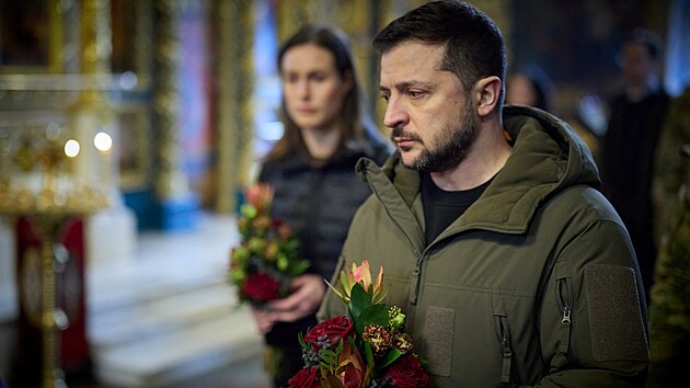 Ukrajinci se rozlouili s padlm obrncem Dmytrem Kocjubajlem znmm pod pezdvkou Da Vinci. Pietnho shromdn se zastnili i ukrajinsk prezident Volodymyr Zelenskyj a finsk premirka Sanna Marinov. (10. bezna 2023)