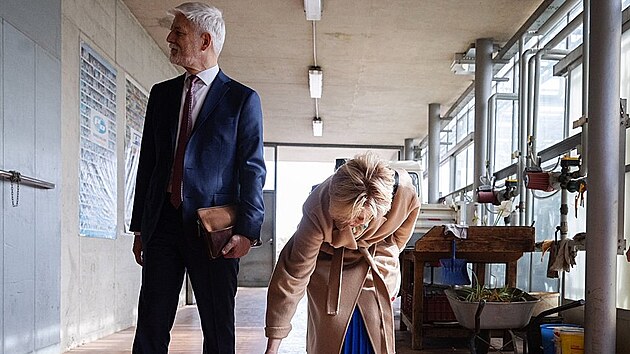 Prezident Petr Pavel s �enou Evou si prohl�dli Lumbeho vilu, kde by mohli bydlet po dobu v�konu Pavlova mand�tu hlavy st�tu. (10. b�ezna 2023)