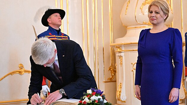 Prezident Petr Pavel je na sv prvn oficiln zahranin cest. Zamil za hlavou Slovenska Zuzanou aputovou.