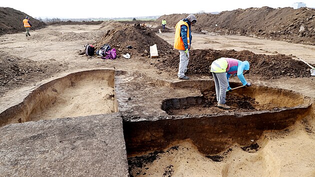 Archeologové v Brně při průzkumu před rozšířením D1 odhalili osadu z období staršího eneolitu, tedy ze zhruba 4. tisíciletí před naším letopočtem.
