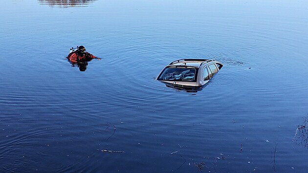 Řidič se Škodou Fabia sjel u Miřetic v noci do rybníka. Z auta mu pomohl silničář, který projížděl okolo.