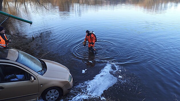 Řidič se Škodou Fabia sjel u Miřetic v noci do rybníka. Z auta mu pomohl silničář, který projížděl okolo.