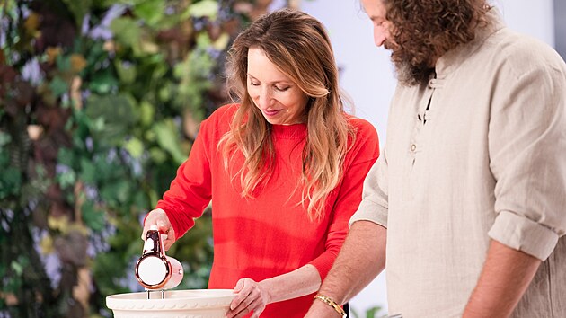 Teprve kdy� se m�slo s cukrem p�kn� spoj�, za�n�te po jednom p�id�vat cel� vejce. Samoz�ejm� bez sko��pky, podot�k� Mar��lek. 