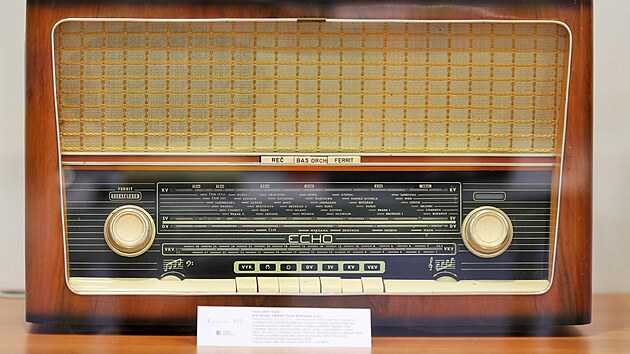 V�stava radiop�ij�ma�� nazvan� Jak jsme poslouchali r�dio je k vid�n� v centr�ln� hale Krajsk� knihovny Karlovy Vary ve Dvorech.