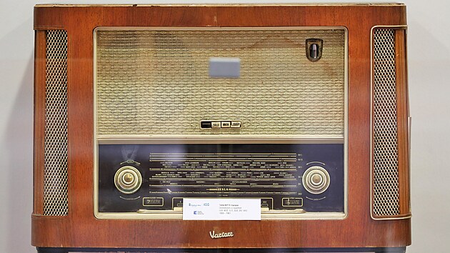 Výstava radiopřijímačů nazvaná Jak jsme poslouchali rádio je k vidění v centrální hale Krajské knihovny Karlovy Vary ve Dvorech.