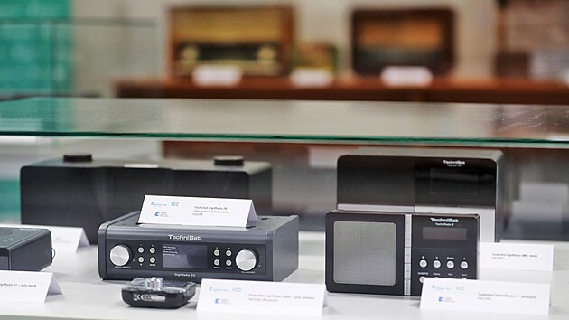 Výstava radiopřijímačů nazvaná Jak jsme poslouchali rádio je k vidění v centrální hale Krajské knihovny Karlovy Vary ve Dvorech.