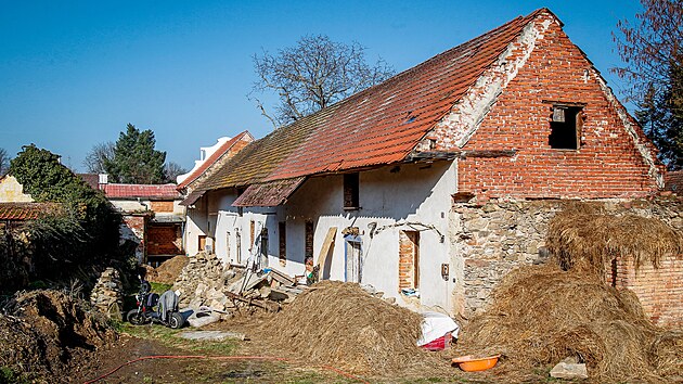 Kate�ina �adkov� s Jakubem Kov��em na jihu �ech opravuj� staven� na Strakonicku. Statek byl ve velmi �patn�m stavu a hrozilo jeho z��cen�. Nyn� u� je na�t�st� stabiln�.