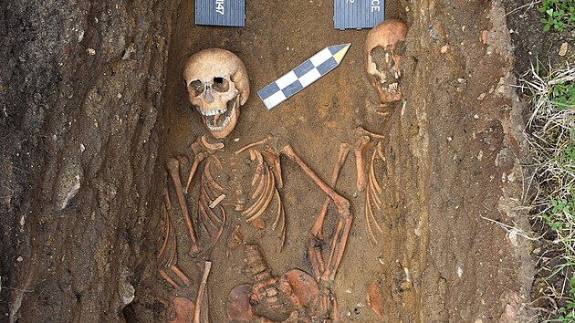 Na zaniklém farním hřbitově u kostela svatého Jana Křtitele v Kardašově Řečici nalezli archeologové i hroby, ve kterých bylo pohřbených více těl současně. Na snímku je vidět hrob, ve kterém spočinuly tři děti ve věku 7 až 14 let.