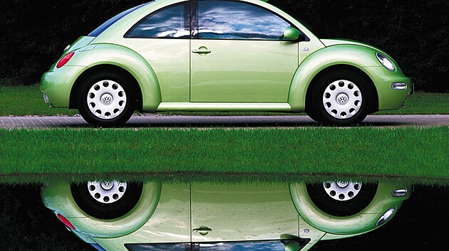 Volkswagen New Beetle se svm designem inspiroval u klasickho VW Brouka, motor vak ji ml oproti pedloze umstn vpedu.