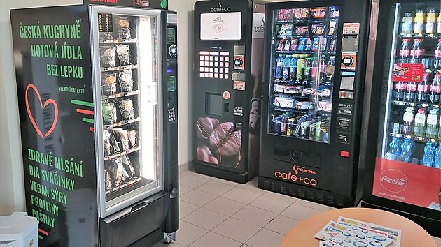 Pelhřimovská nemocnice nyní rozšířila sortiment občerstvení o automat, který nabízí potraviny bez lepku, bez laktózy a bez cukru.