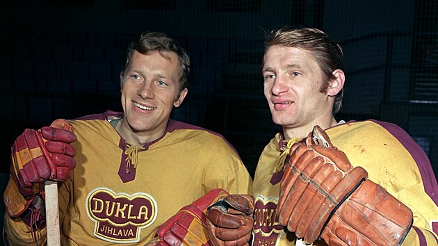 Brchov Ji (vlevo) a Jaroslav Holkovi vyrstali v Havlkov Brod, kde je k hokeji pivedl otec. Moc dobe vdli, e v tehdejm socialistickm eskoslovensku byl sport jedinou monost, jak se podvat do svta.