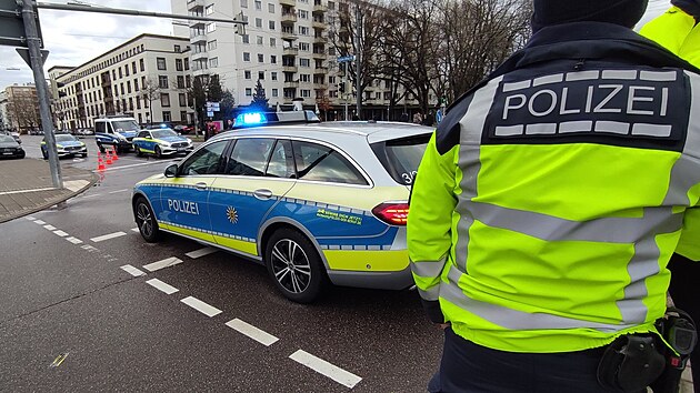 Nmet policist zasahuj v Karlsruhe na zpad zem, kde pachatel dr rukojm v jedn z tamnch lkren. (10. bezna 2023)